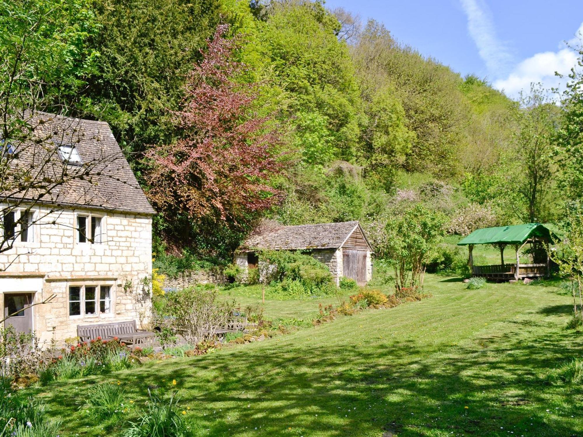 Driftcombe Farmhouse Bisley  エクステリア 写真