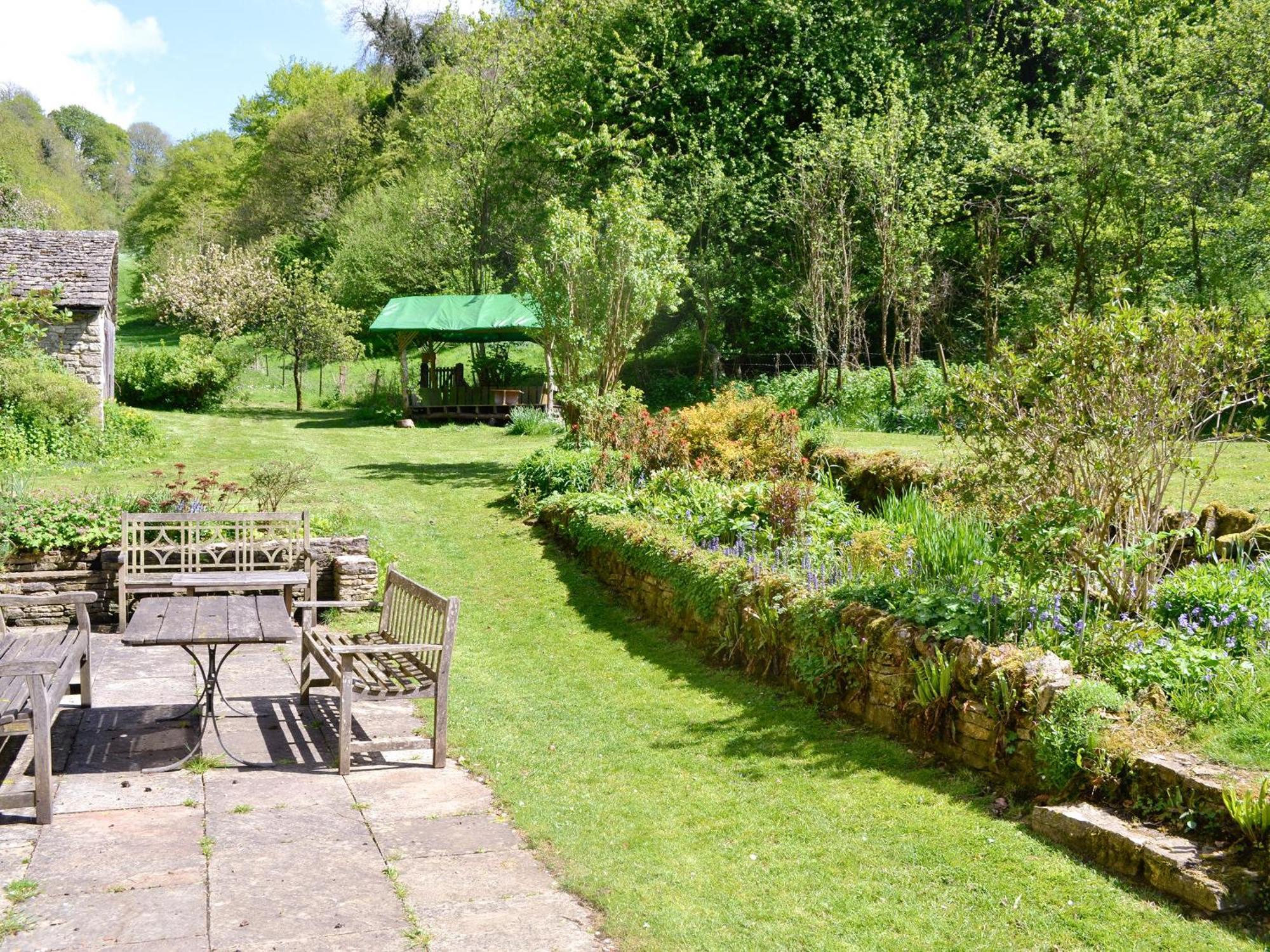 Driftcombe Farmhouse Bisley  エクステリア 写真